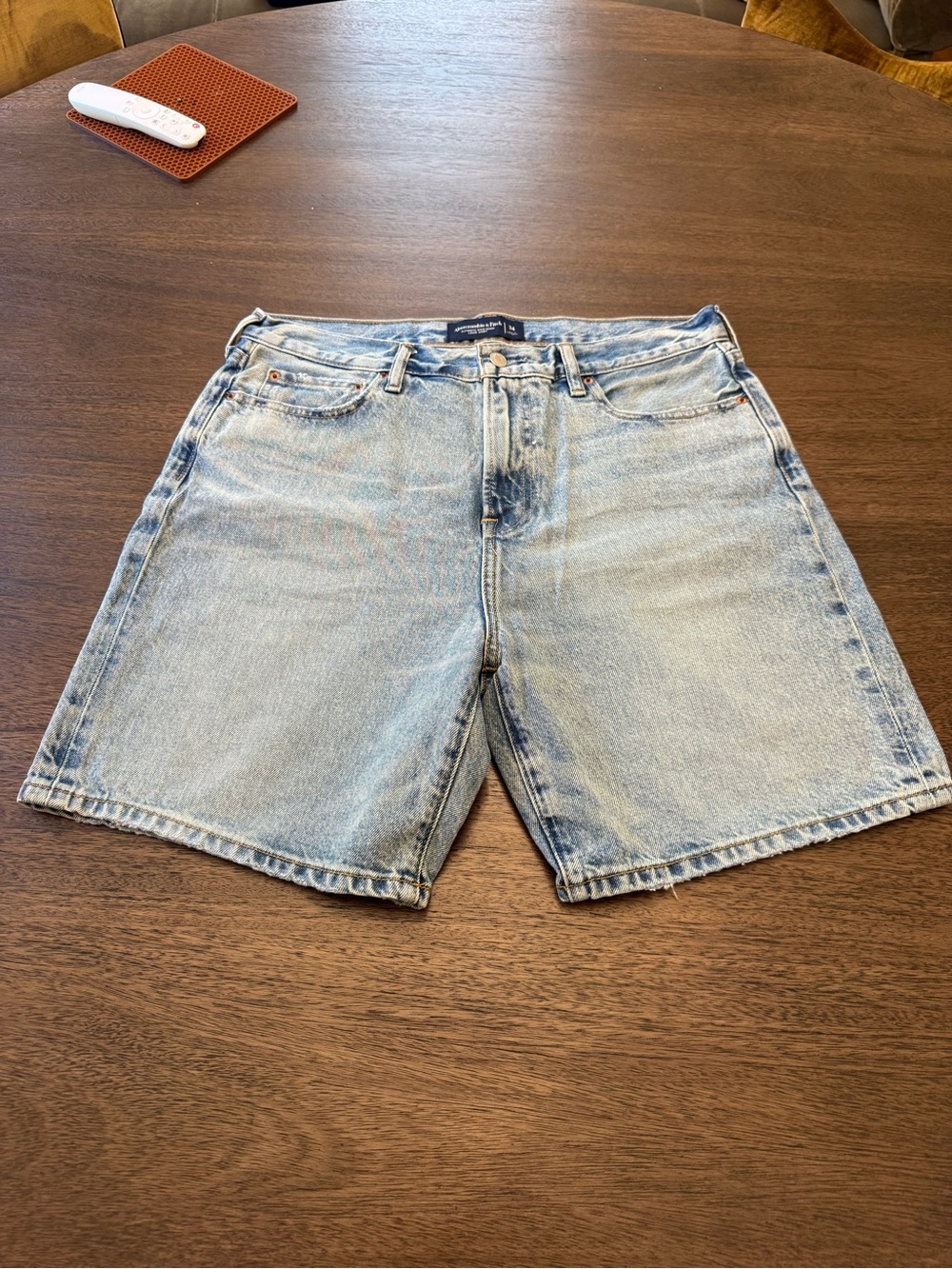 Abercrombie & Fitch
AUTHENTIC RIGID DENIM
LOOSE SHORT